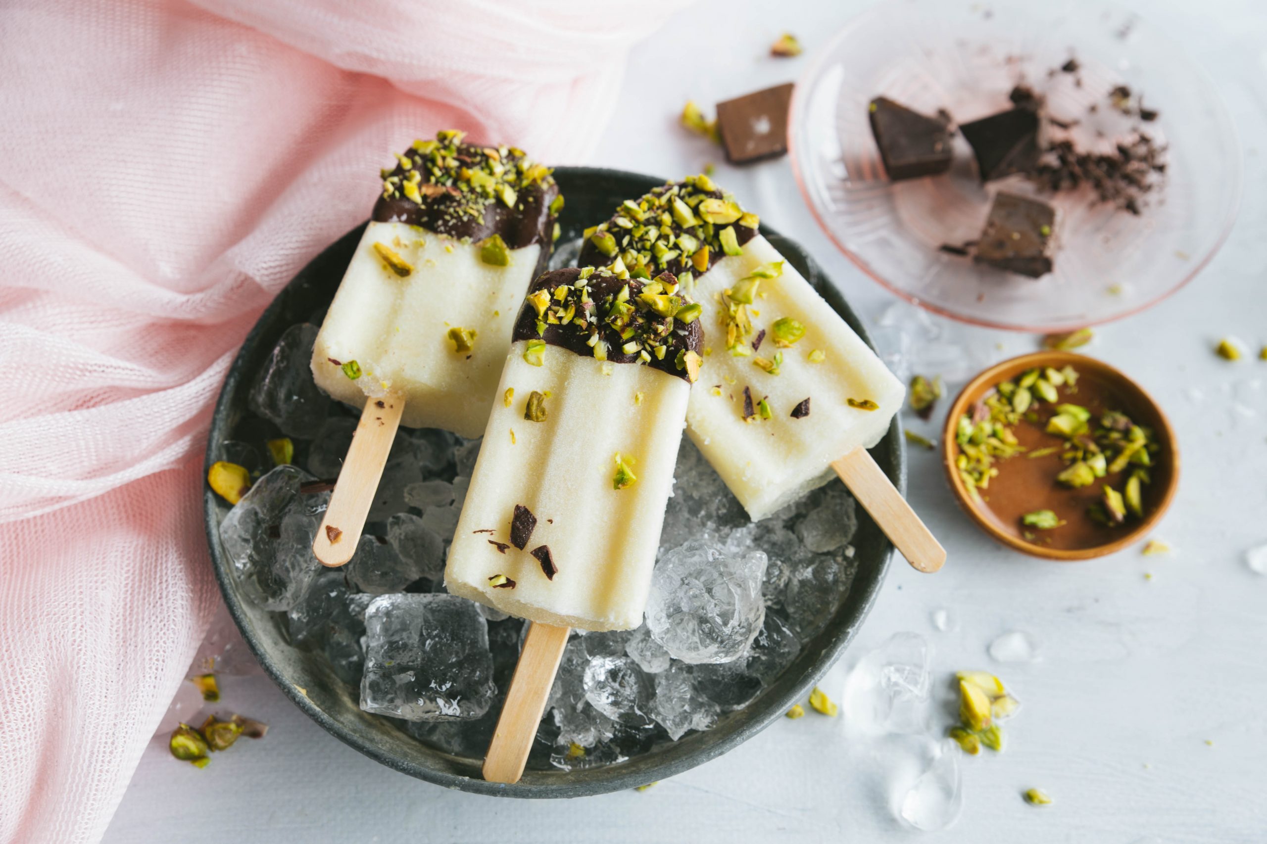 Sucettes glacées à l&rsquo;ananas avec trempette au chocolat et pistache