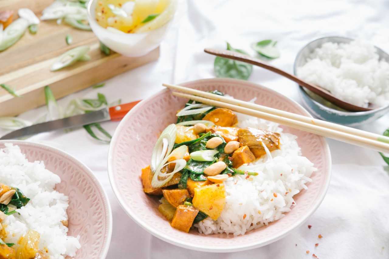 Curry jaune avec patate douce et ananas rôtis